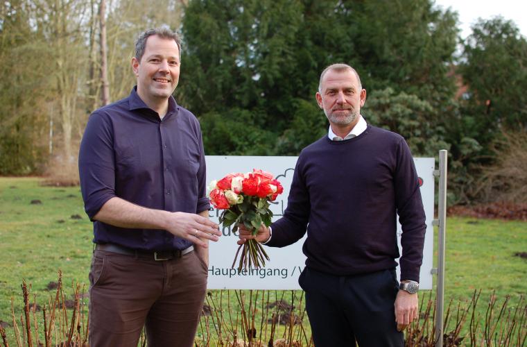 Andreas Albers mit Bernhard Paßlick vor dem Vinzenzwerk Handorf