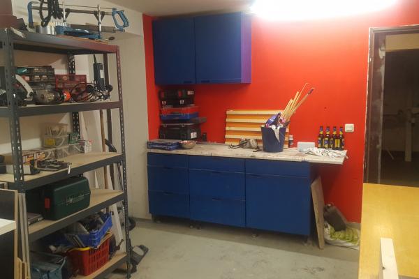 Die neue Werkbank mit farbiger Wand