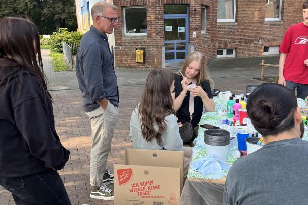 Blumentöpfe bemalen beim Sommerfest